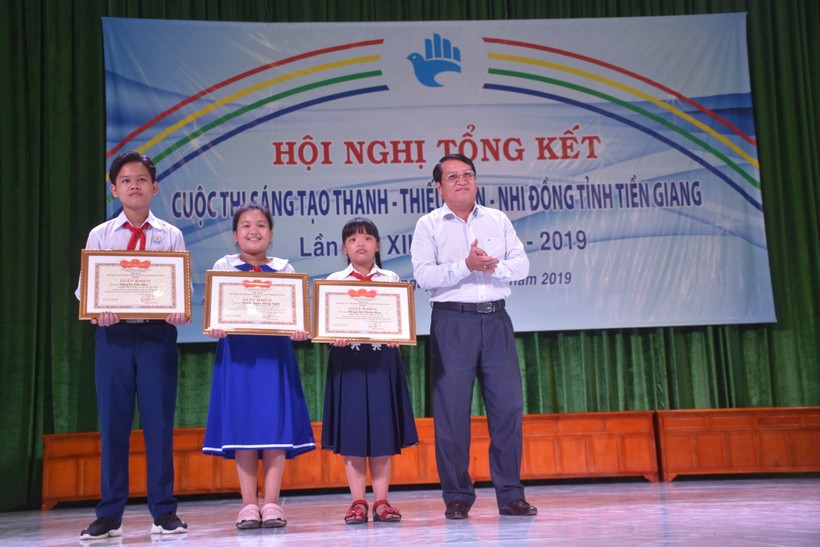 Em Phạm Ngọc Đông Nghi (thứ 2 từ trái sang) tại Hội nghị tổng kết và trao giải Cuộc thi