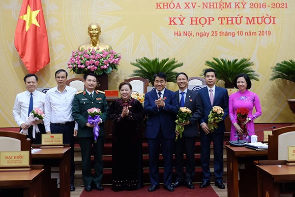 Lãnh đạo TP Hà Nội tặng hoa chúc mừng các cán bộ