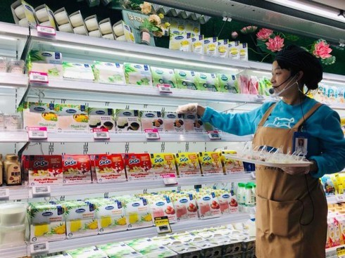 Nhân viên của siêu thị Hema Hồ Nam tại quầy sản phẩm sữa chua của Vinamilk.
