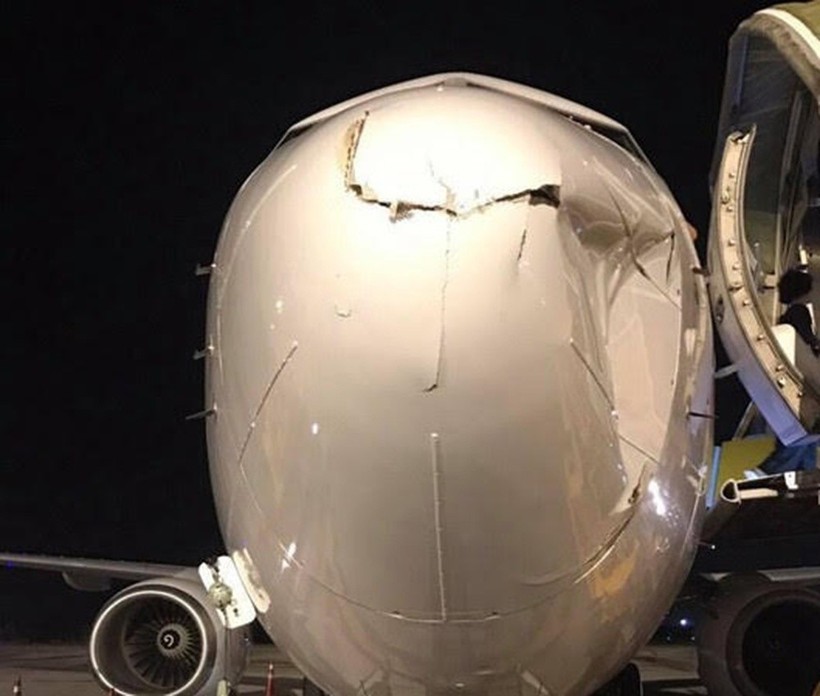 Máy bay của T’way Air bị hỏng nặng nghi do va chạm với thiết bị bay không người lái