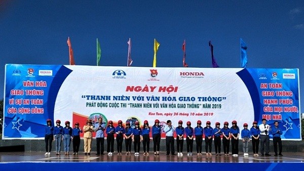 Ban tổ chức trao tặng mũ bảo hiểm đạt chuẩn cho đoàn viên, thanh niên, học sinh, sinh viên của tỉnh Kon Tum.