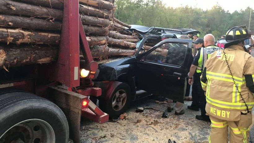 Một vụ tai nạn nghiêm trọng xảy ra khi một chiếc SUV đâm vào phía sau một xe tải chở gỗ (Ảnh: Cơ quan Cứu hỏa Hạt Whitfield).