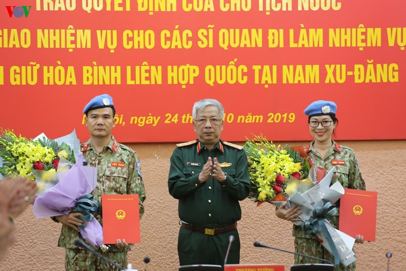 Thượng tướng Nguyễn Chí Vịnh, Thứ trưởng Bộ Quốc phòng trao quyết định cho Thượng tá Lê Ngọc Sơn và Thiếu tá Nguyễn Thị Minh Phương.

