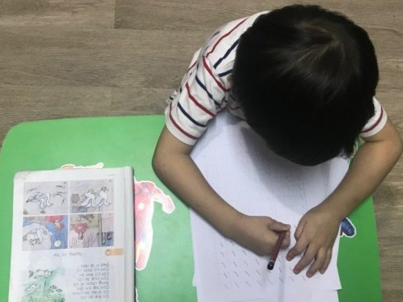 Cậu con trai 5 tuổi ngày nào cũng phải hoàn thành một đống bài tập mẹ giao.