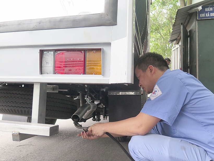 Đăng kiểm viên Trung tâm Đăng kiểm 29-06V Hà Nội chuẩn bị kiểm tra khí thải xe ô tô.