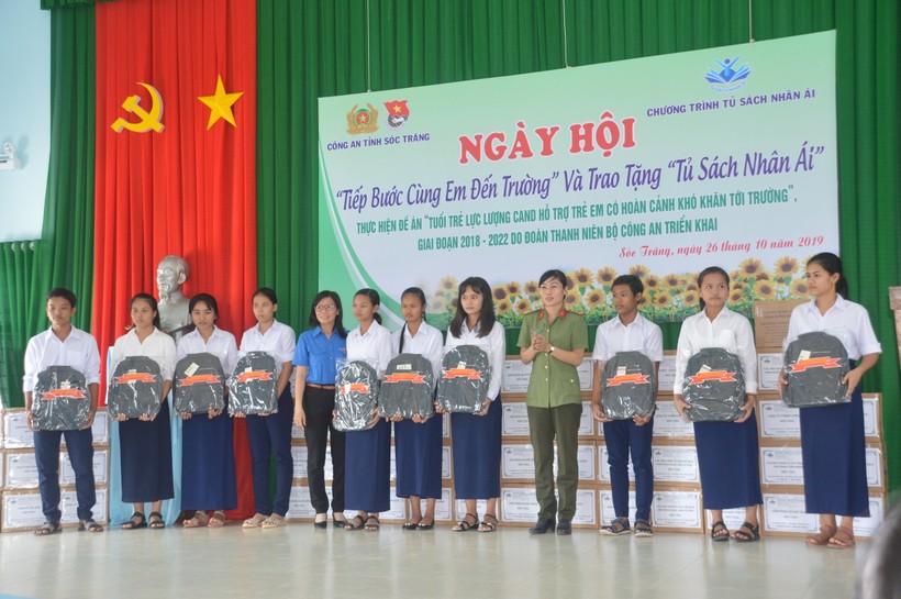 Đại tá Nguyễn Minh Ngọc cùng đơn vị tài trợ trao tặng tủ sách cho các trường.
