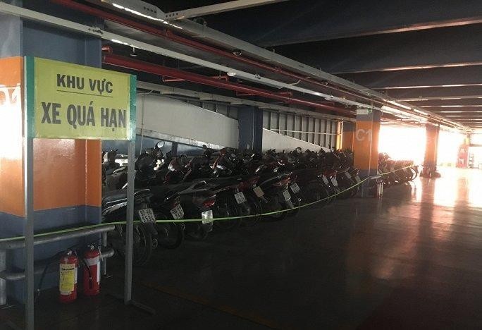 Hơn 200 xe máy gửi quá hạn, trong đó có cả xe tay ga đắt tiền, đang nằm tại bãi xe của Cảng hàng không quốc tế Tân Sơn Nhất (TP.HCM).