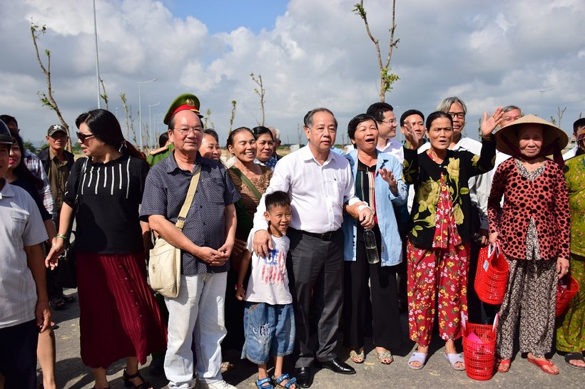Bà con dân Thượng thành vui mừng khi được ông Phan Ngọc Thọ - Chủ tịch UBND tỉnh Thừa Thiên Huế dẫn đi xem nơi tái định cư sạch đẹp, khang trang.