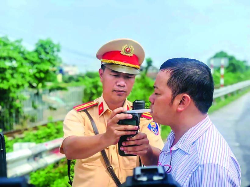 Đội CSGT số 8, Hà Nội kiểm tra nồng độ cồn người điều khiển phương tiện trên tuyến QL1 cũ qua địa bàn huyện Phú Xuyên. Ảnh: Văn Huế
