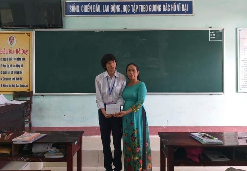 Trần Lộc Hải bên cô giáo