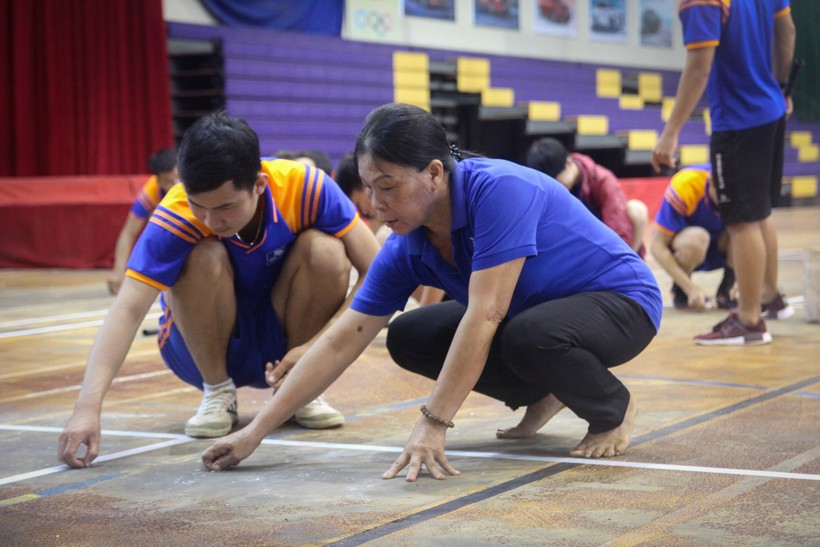Sinh viên ĐH Đà Nẵng hỗ trợ cùng nhân viên trung tâm dọn vệ sinh các sân thi đấu trước thềm giải khởi tranh.