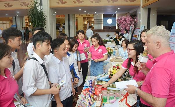 Trường Đại học Hùng Vương tổ chức Ngày hội việc làm - tư vấn tuyển sinh năm 2019 tạo cơ hội cho học sinh lớp 12, các bậc phụ huynh, có thông tin lựa chọn nghề nghiệp trước khi đăng ký nguyện vọng vào các trường đại học cao đẳng.