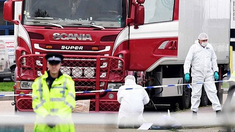Hiện trường vụ việc 39 người thiệt mạng trong một xe tải tại khu công nghiệp Waterglade thuộc hạt Essex, phía Đông Bắc London, Anh. Ảnh: AP

