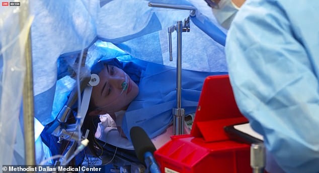 Jenna Schardt mở mắt, trò chuyện được trong lúc phẫu thuật não. Ảnh: Daily Mail.