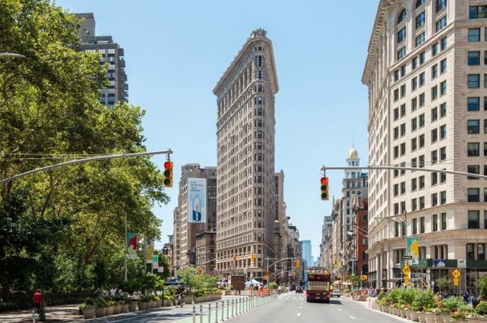 Tòa nhà Flatiron - với tên gọi ban đầu là Fuller - nằm tại Manhattan, thành phố New York (Mỹ).