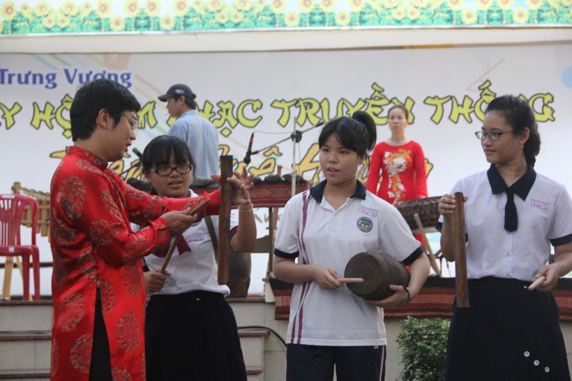 Học sinh Trường THPT Trưng Vương tham gia chuyên đề về âm nhạc dân  tộc. 	Ảnh: TG