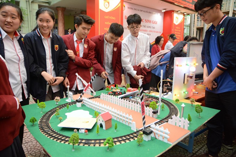 Nhóm học sinh THPT và mô hình ý tưởng “Rào chắn barie tự động an toàn đường sắt”. Ảnh: Thạch Thảo