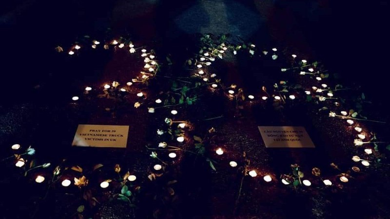Người Việt Nam xếp nến thành con số 39, cầu nguyện cho các nạn nhân trong thảm kịch - Ảnh: REUTERS/VOV