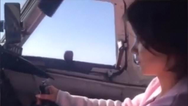 Hình ảnh người phụ nữ ngồi ở vị trí ghế lái trên máy bay chở theo 50 người.