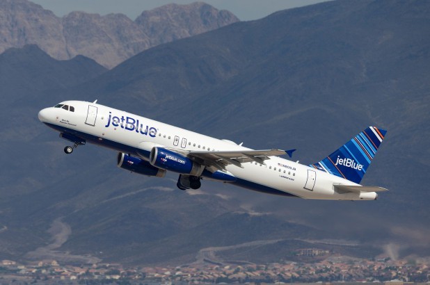 Nữ hành khachs trên máy bay của hãng JetBlue đã bị mời xuống máy bay.