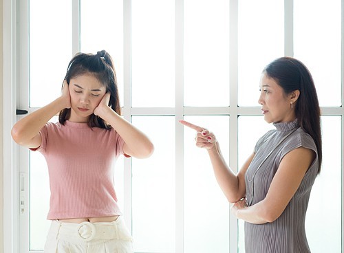 Cằn nhằn con cái là thói quen của nhiều bố mẹ Á Đông. Ảnh: Shutterstock.