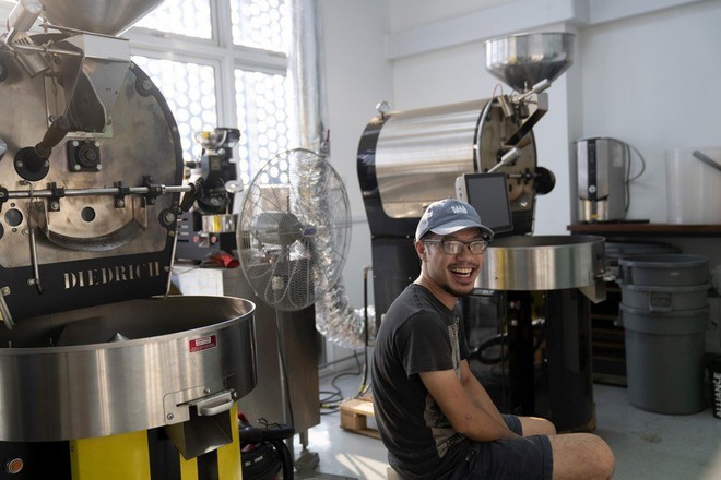 Byron Lim, 26 tuổi, khởi nghiệp với xưởng Quarter Life Coffee thay vì theo ngành bảo hiểm như cha mình. Ảnh: Bloomberg.