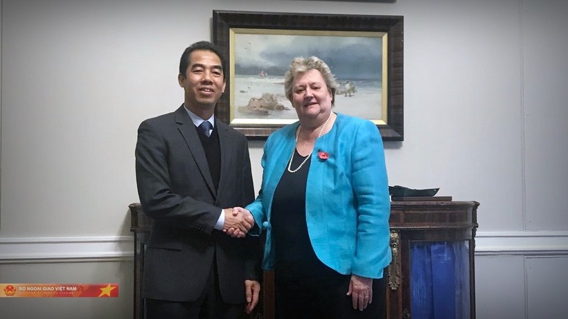 Thứ trưởng Bộ Ngoại giao Tô Anh Dũng và Quốc vụ khanh Bộ Ngoại giao Anh phụ trách khu vực châu Á - Thái Bình Dương Heather Wheeler
