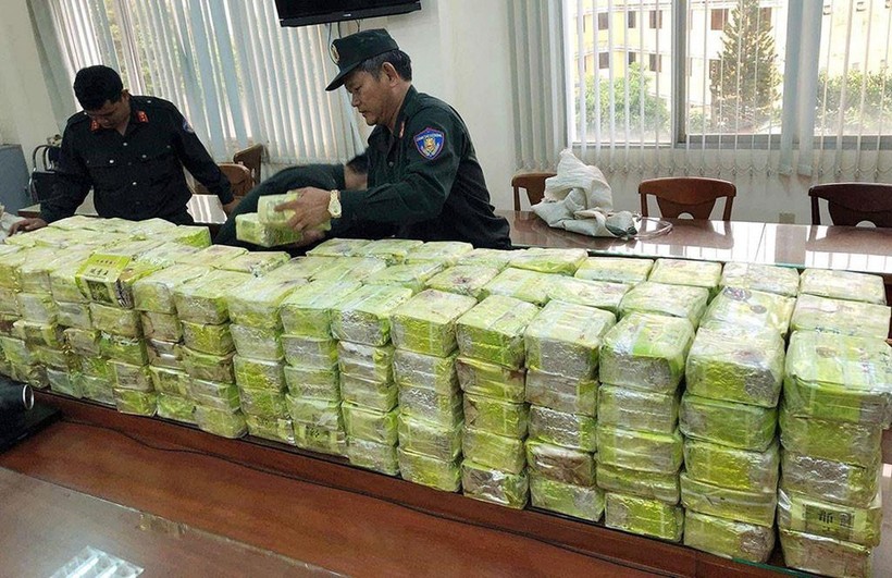 Lực lượng chức năng kiểm đếm số ma túy bị thu giữ sau khi triệt phá đường dây vận chuyển ma túy từ Lào qua cửa khẩu Bờ Y về TPHCM vào tháng 3/2019.