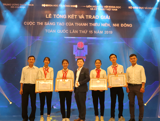 Hệ thống hoá Bộ thí nghiệm phục vụ dạy học cấp THCS & THPT của Trường THCS Phong Hòa đạt giải ba tại cuộc thi Sáng Tạo Thanh Thiếu Niên Nhi Đồng Toàn Quốc lần thứ 15.