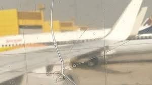 Cánh cửa bị vỡ bên trong một máy bay của Spicejet.