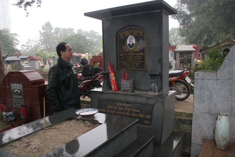 Ông Vinh bên lăng mộ của cụ Bạch Thái Bưởi.
