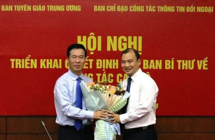 Trưởng Ban Tuyên giáo Trung ương Võ Văn Thưởng chúc mừng ông Lê Hải Bình.