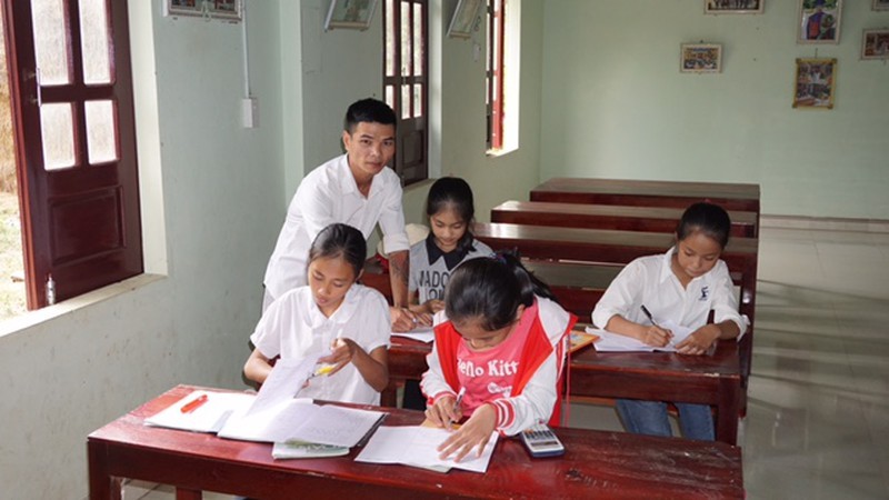 Sau khi đoạn tuyệt với ma túy, Nguyễn Văn Sỹ trở lại con đường học hành và tình nguyện phụ đạo cho các em học sinh tại nhà.