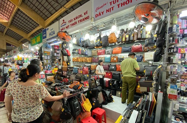 Nhiều sản phẩm giả nhãn hiệu nổi tiếng tại chợ Bến Thành và Saigon Square bị phát hiện. Ảnh: TL