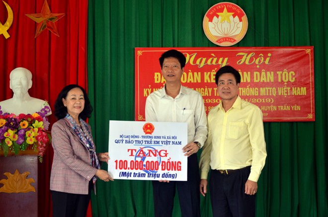Trưởng ban Dân vận Trung ương Trương Thị Mai trao 100 triệu đồng từ Quỹ Bảo trợ trẻ em Việt Nam cho huyện Trấn Yên hỗ trợ trẻ em nghèo có hoàn cảnh khó khăn trên địa bàn.