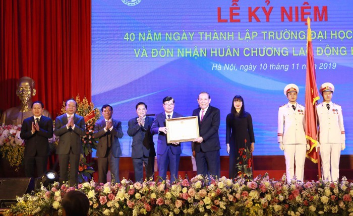 Phó Thủ tướng Trương Hòa Bình trao Huân chương Lao động hạng Nhất cho Đại học Luật Hà Nội.