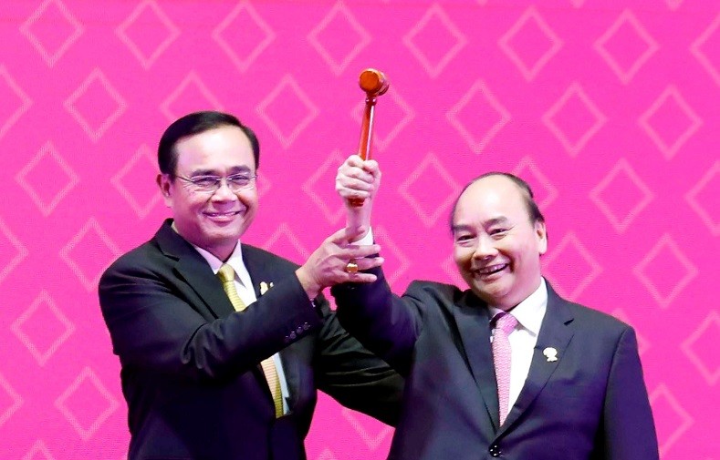 Thủ tướng Nguyễn Xuân Phúc chính thức tiếp nhận chiếc búa tượng trưng cho chức Chủ tịch ASEAN từ Thủ tướng Thái Lan. Ảnh: VGP