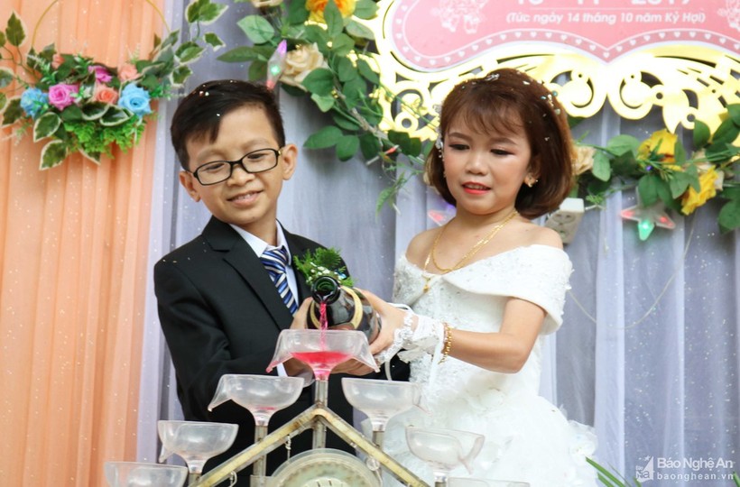 Đám cưới "chàng trai tí hon" ở Nghệ An.