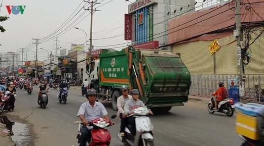 Xe chở rác trên Quốc lộ 50 - huyện Bình Chánh.
