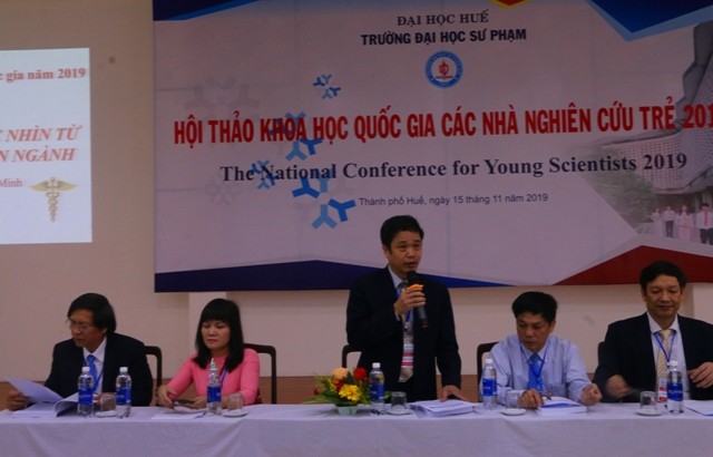 PGS.TS Nguyễn Đình Luyện - Phó hiệu trưởng Trường Đại học Sư phạm Huế phát biểu tại hội thảo.
