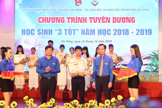Ban Thường vụ Thành Đoàn trao danh hiệu “Học sinh 3 tốt” cấp thành phố năm 2019.