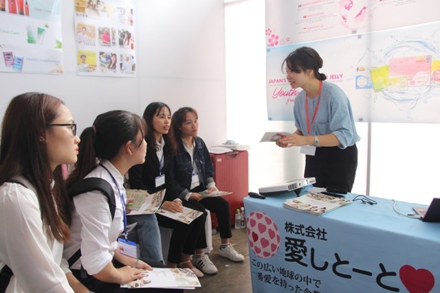 Sinh viên hào hứng khi được trực tiếp gặp gỡ nhà tuyển dụng đến từ Nhật Bản.