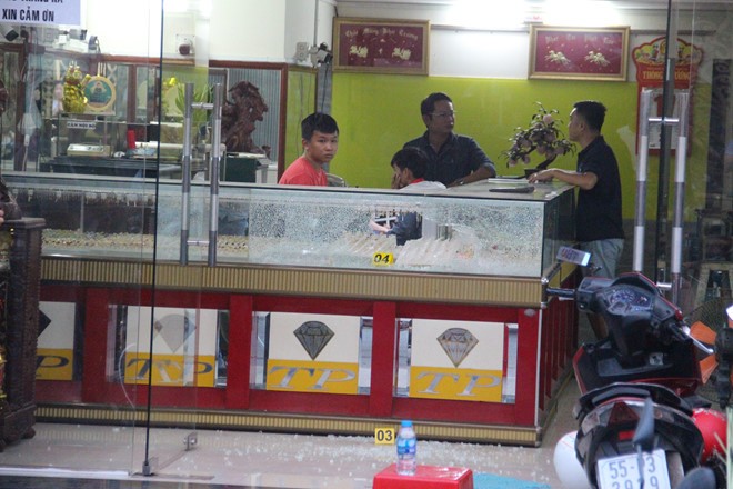 Hiện trường vụ cướp tiệm vàng tại H.Hóc Môn
Ảnh: Trần Tiến