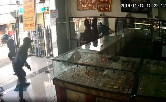 Hình ảnh cắt qua camera ghi lại vụ cướp vừa xảy ra ở Hóc Môn - TP HCM. Ảnh: Nguyễn Lâm