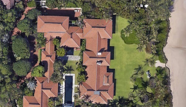 Bất động sản khổng lồ ở Palm Beach (Florida), được bán với giá 99,1 triệu USD vào năm 2019. Căn nhà được hoàn thành năm 2000. Năm 2017, chủ sở hữu hiện tại mua nhà với giá 77 triệu USD. Ảnh: Google Earth.