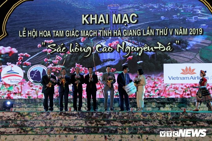 Hàng vạn người dự lễ hội Hoa tam giác mạch ở Hà Giang