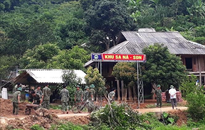 Lực lượng vũ trang tham gia sửa chữa điểm trường tiểu học Son - Sa Ná để kịp đón học sinh đến trường trong năm học mới, tháng 8/2019. Ảnh: Trịnh Duy Hưng/TTXVN