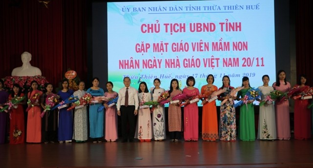 Ông Phan Ngọc Thọ Chủ tịch UBND tỉnh Thừa Thiên Huế chụp hình lưu niệm với các giáo viên mầm non