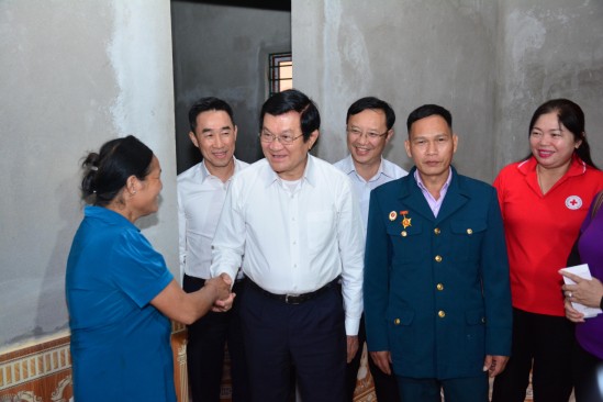​Nguyên Chủ tịch nước Trương Tấn Sang thăm hỏi gia đình cựu chiến binh Sầm Văn Dương