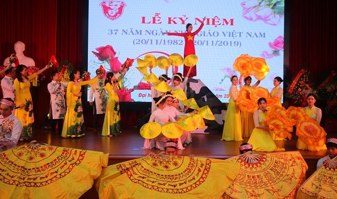 Văn nghệ chào mừng lễ kỷ niệm 37 năm Ngày Nhà giáo Việt Nam tại ĐH Huế